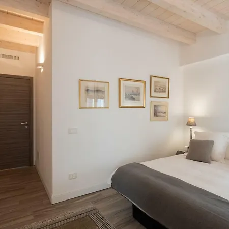 White With Private Terrace By Rent All Lejlighed